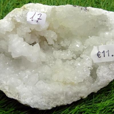 Géode  Cristal de Roche (17) 389 g