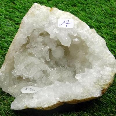 Géode  Cristal de Roche (17) 356 g