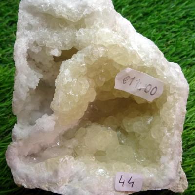 Géode  Cristal de Roche (44) 414 g