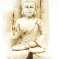 Bouddha assis sur main