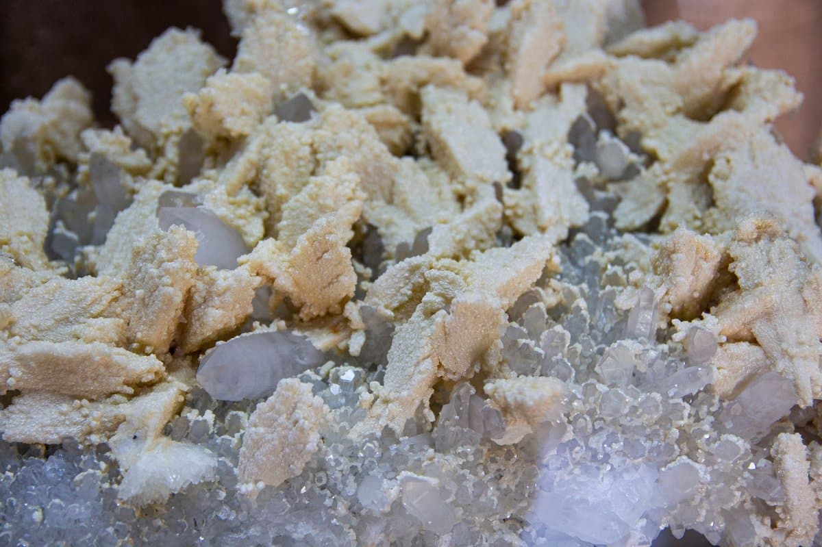 Cristal de roche vertus : propriétés, bienfaits et usages en lithothérapie