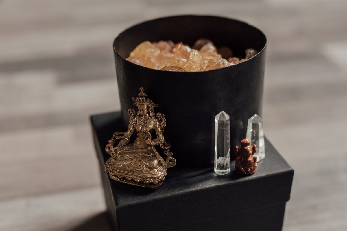 Cristaux et encens : propriétés, associations et utilisation