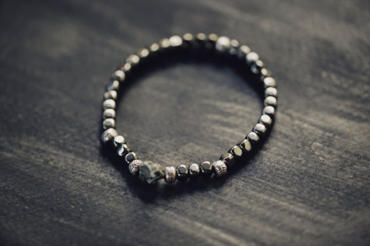 Hématite bienfaits : vertus physiques, mentales et énergétiques détaillées