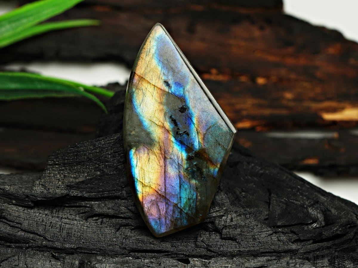 Labradorite signification : vertus, propriétés et symbolique détaillées