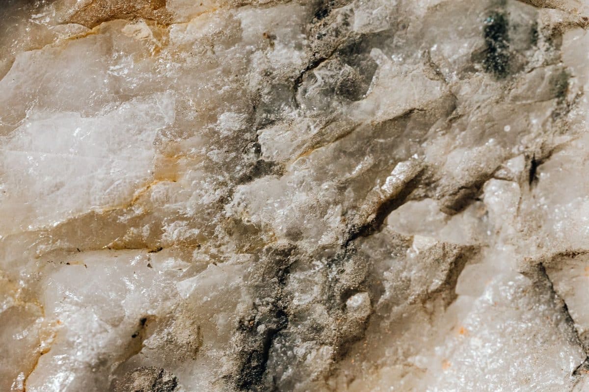 Caractéristiques physiques et couleurs du quartz fumé