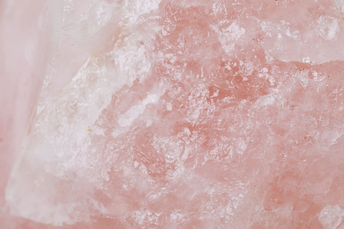 Quartz rose : propriétés, vertus et caractéristiques détaillées