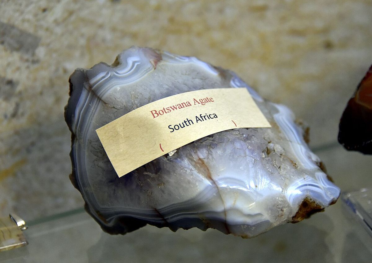Agate du Botswana brute exposée au musée avec son étiquette
