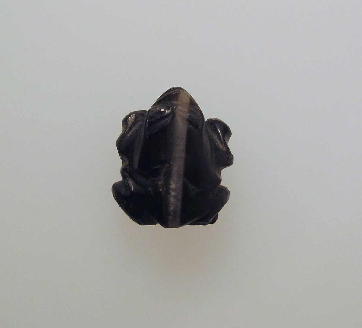Perle antique en agate noire sculptée en forme de grenouille