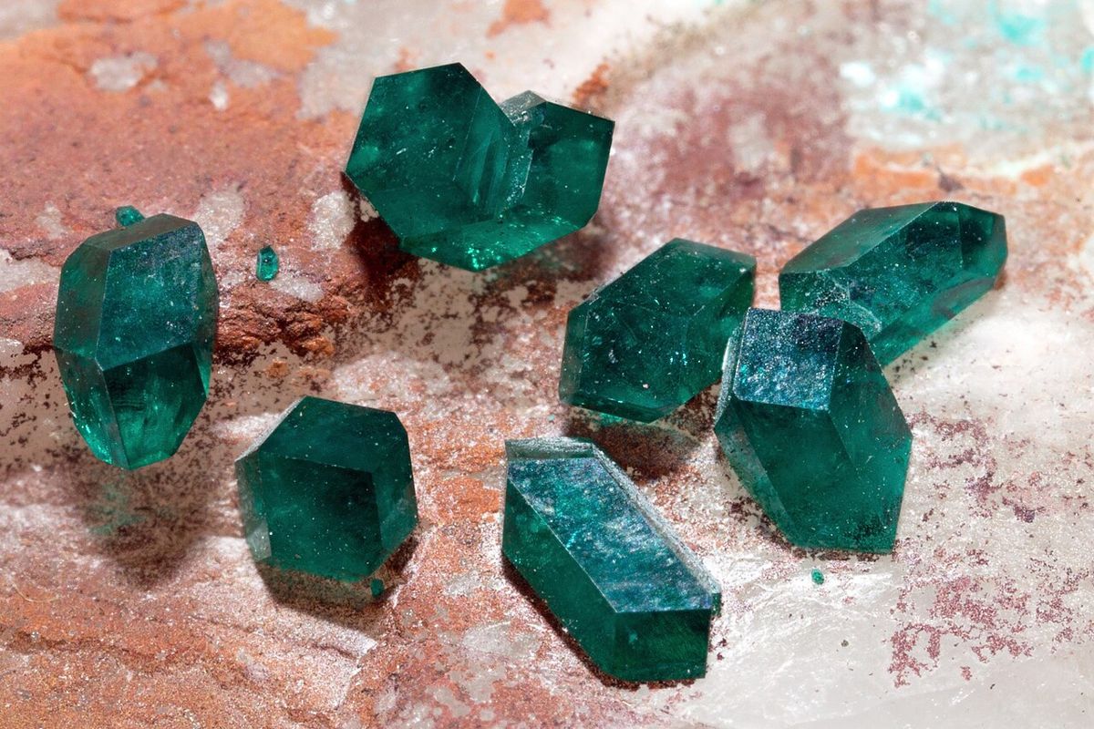 Cristaux isolés de dioptase aux formes prismatiques courtes