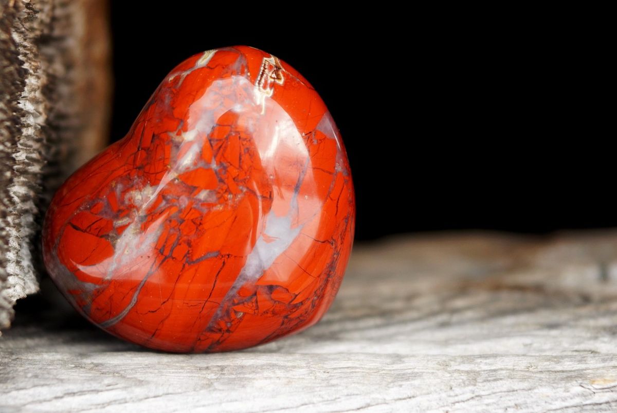 Cœur poli en jaspe rouge bréchique veiné de gris