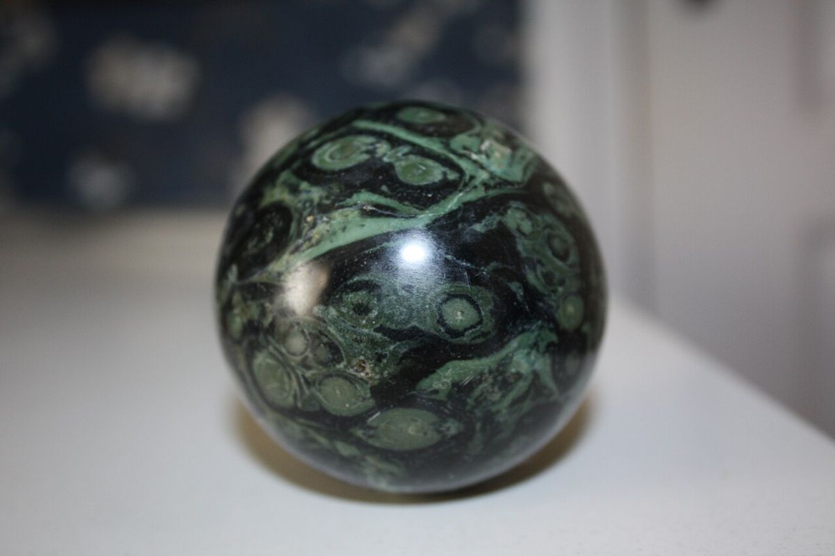 Sphère polie de jaspe kambaba vert et noir à motifs circulaires